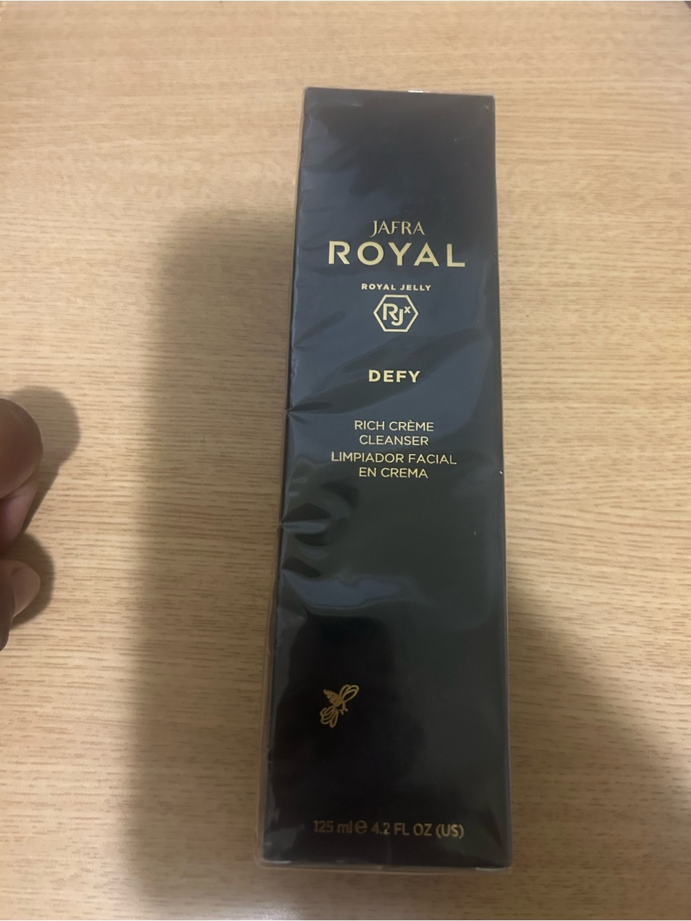 JAFRA Royal Defy Rich Crème Cleanser - Black & Gold